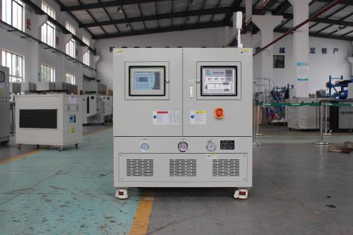 模温机的温度传感器和控制系统是如何工作的？